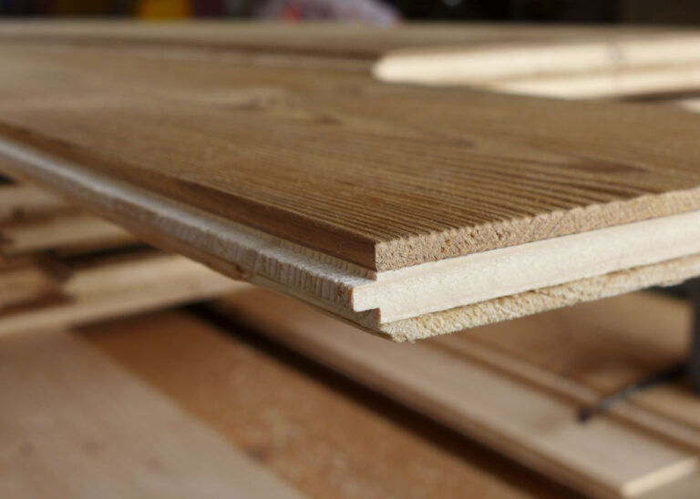 Boden, Fichte Altholz gebürset, wenig Wurm